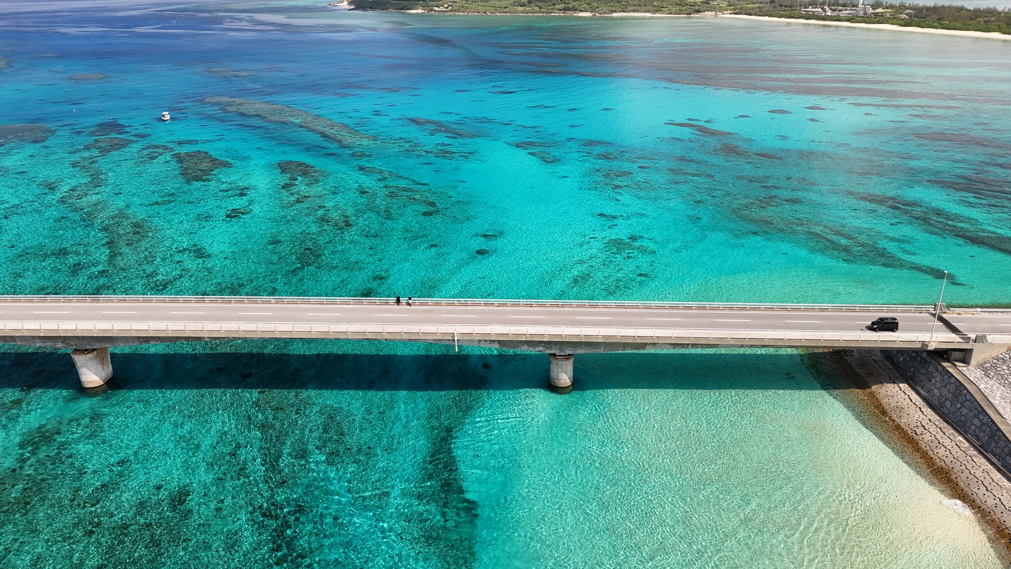 伊平屋島の海と橋